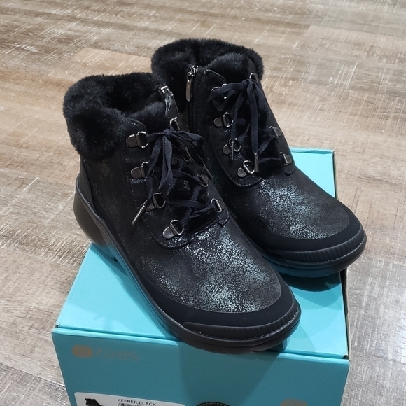 Bzees Hiker Style Boot - Picture 3 of 7